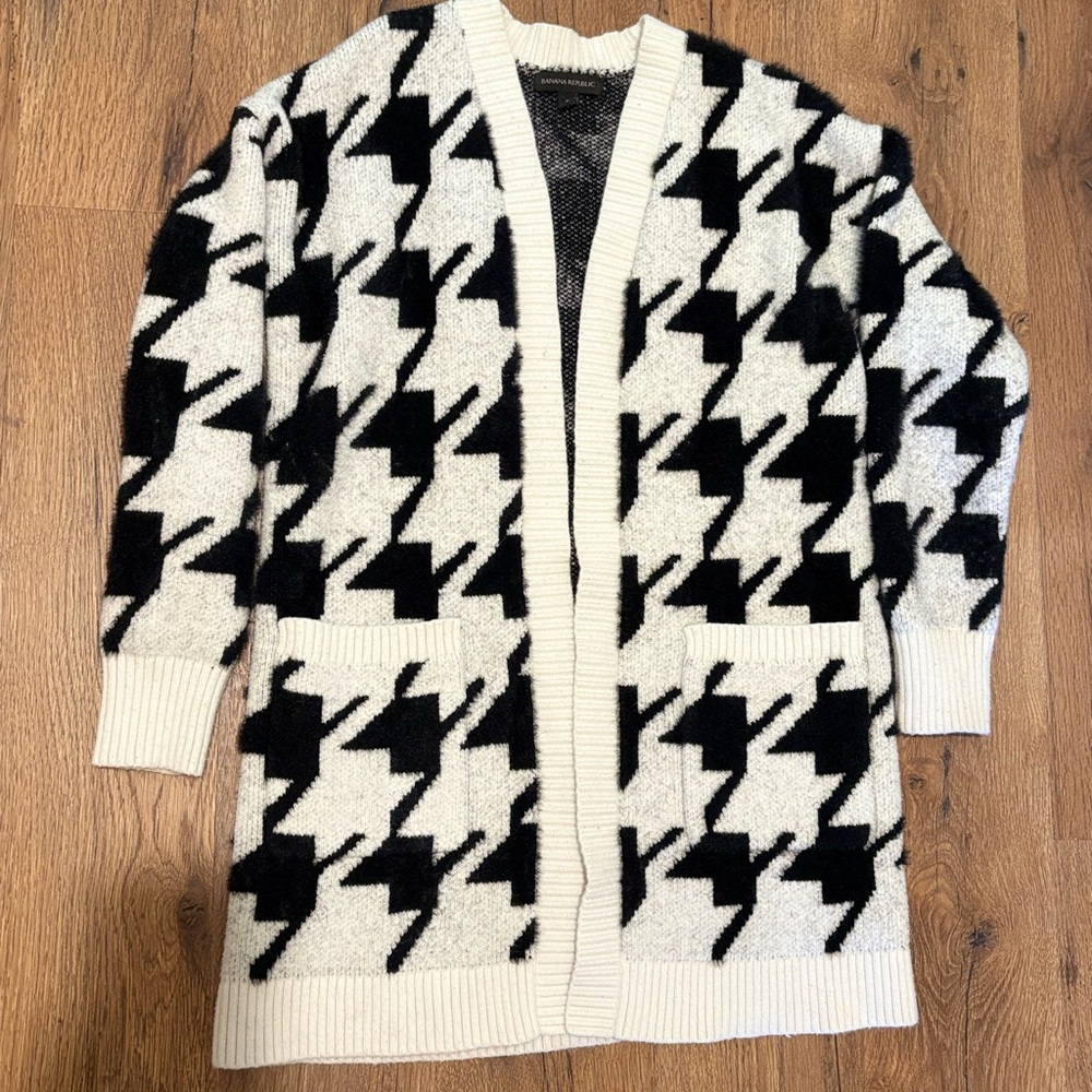 Banana Republic Black and White Houndstooth Cardigan